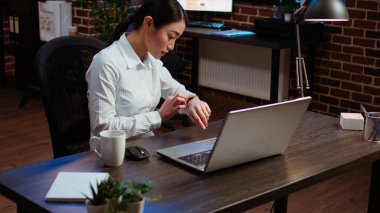 Tuğla duvar ofisindeki bilgisayar masasında uyuyan uykulu bir çalışan aniden uyanıyor. Saatine bakan yorgun bir iş kadını, gece çalışırken zamanın çok yavaş geçmesinden rahatsız olmuş, kamera A