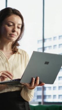 Dikey Video Hırslı Kadın Yönetmen, girişim faaliyetlerinin stratejik gözden geçirilmesini, piyasa eğilimlerinin analiz edilmesini ve yeni önceliklerin belirlenmesini denetliyor. Şirketin amacına ulaşmasını sağlamak. Kamera.