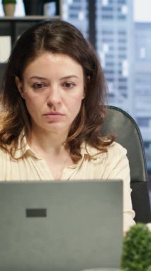 Vertical Video 'nun iddialı kadın CEO' su kariyer geliştirme stratejisi üzerinde çalışıyor, şirket kârını arttırmak için birden fazla iş yapıyor. Verimlilik ve iş ahlakı için liderlik becerileri oluşturma kararı