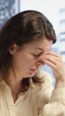 Vertical Video, projesinin son teslim tarihine yetişmeye çalışan ve şirketinin itibarını korumak için çok çalışan baş ağrısı çeken bir iş kadınını yıprattı. Stresli lider krizde, aşırı yüklenme