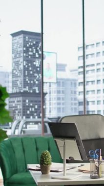 Dikey Video Boş modern şirket üst düzey ofis alanı bir CEO ya da kişi için tasarlandı, analitik çalışma ve raporlar ekranda. Kentsel Küresel Girişim Çalışma Alanı, Güçlendirme.