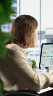 Yönetici rolündeki Dikey Video Kadını bütçe analizi ve yatırım stratejisini denetleyerek, şirket sektöründeki mali başarı ve sürdürülebilir büyümeye olan bağlılığını gösteriyor. Çalışma ahlakı