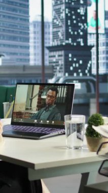 Dikey Video Başarılı kadın girişimci, sorun çözme, karar verme ve stratejik ticari hedeflere ulaşma konularında uzmanlarıyla işbirliği yapmaktadır. Kararlılık ve otorite