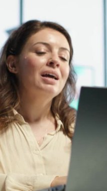 Dikey Video Kadın Genel Müdürü, başarı elde etmek için kararlılık ve üretkenliği vurgulayarak, iş sektöründeki zorlukları yönetmek için liderlik becerilerini kullanır. Yürütme gücü