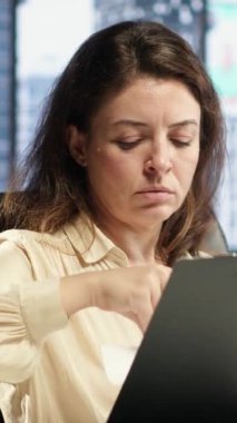 Vertical Video Corporate lideri, çıkış taleplerini ve üretkenlik için diğer belgeleri onaylamak üzere iş sözleşmeleri ve anlaşmalar imzalıyor. CEO iş kadını yasal yönetim ve başarı hikayesi üzerinde çalışıyor.