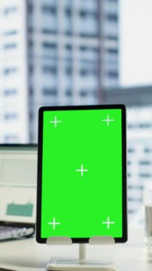 Dikey Video Genç işletme yöneticisi tabletinde izole bir kopya alanı ile çalışıyor, dizüstü bilgisayarında veri analizleriyle finansal planlama üzerinde çalışıyor. Başarı için finansmanı arttıracak bir strateji geliştirme