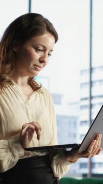 Dikey Video Kararlı Kadın Lider, şirket çabalarını girişim vizyonu ve küresel genişleme için pazar olanaklarıyla aynı hizaya getirerek, iş büyümesi için stratejik bir plan geliştiriyor. Kamera B.