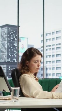Vertical Video Business girişimcisi, bir sonraki girişim yönetimi ve geliştirme faaliyetini onaylamak için sözleşmeler ve belgeler imzalıyor. Yasal evraklar ve yetki üzerinde çalışan kadın CEO.
