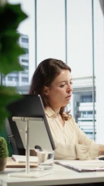 Dikey Video, baş ağrısından rahatsızlık duyan, işyerinde aşırı yüklenmiş ve rahatsız hisseden bir iş adamı liderini strese soktu. Kadın yöneticiler anksiyete ve yorgunlukla uğraşır. Kamera.
