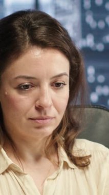Güçlendirme ve hırsla yönetilen dikey Video Güvenilir kadın lider, iş hedeflerine ulaşma ve dinamik ofis ortamında şirket performansını artırmaya odaklanıyor. Liderlik başarı hikayesi