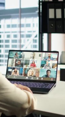 Vertical Video Yetkili Kadın Yönetmen küresel bir iş konferansına katılarak, liderlik becerilerini ve sanayi eğilimlerinin önünde kalmaya olan bağlılığını gösteriyor. Yatırımcı grubuyla görüş