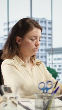 Vertical Video Professional hedef odaklı CEO, üst düzey ofislerdeki küresel eğilimleri analiz ederek, genişleme ve yatırım fırsatları için bir sonraki adımları planlıyor. Yürütme gücü ve çalışma ahlakına vurgu yapılıyor