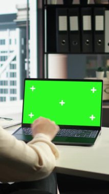 Dikey Video Kadını 'nın yürütme subayı cihaz üzerinde kopya alan ekran üzerinde çalışarak girişim büyümesi ve hedeflerin başarısı için bir proje geliştiriyor. Kararlı kadın yönetmen.