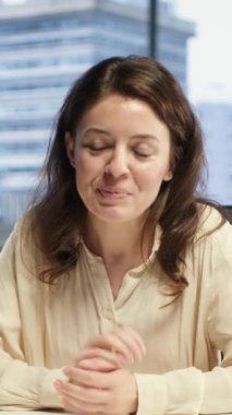 Dikey Video Başarı Kadın Lideri, danışma kuruluyla iş hedeflerini ve hedeflerini paylaşıyor ve strateji için yeni fonlar hakkında video görüşmesi yapan ortaklarla görüşüyor. Liderlik