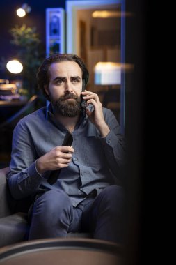 Üzgün adam telefonda konuşurken televizyonda acıklı bir dram filmi seyrediyor. Televizyondaki favori karakterin ölmesinden rahatsız olan kişi, akıllı telefondan arkadaşıyla konuşuyor.