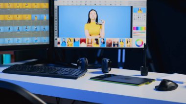 PC ekranındaki fotoğraf düzenleme yazılımı ve boş multimedya yaratıcı stüdyosundaki masadaki grafik tablet. Bilgisayar ekranı ve dokunmatik ekrandaki sanayi standart rötuş programı, dönüm noktası