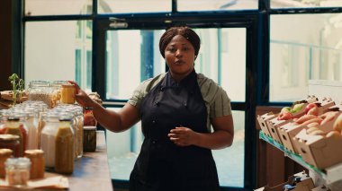 Girişimci sosyal medyada sıfır atık işini destekliyor, çeşitli ev yapımı malların sunulduğu videolar kaydediyor. Gururlu tüccar ekolojik ürünlerinin reklamını yapıyor. Üçayak atışı.