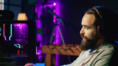 Asteroitlerde uzay gemisi çekimleriyle tek kişilik video oyunu oynarken arkadaşlarıyla tartışan adamı yakınlaştır. SF oyununda hedefleri vururken takım arkadaşlarıyla oyuncu sohbetini kapat