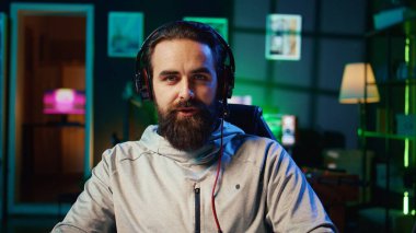 Canlı yayın sırasında internet aboneleri önünde video oyunları oynayan sporcu, düşmanlarla savaşırken ilgi çekici yorumlar yapıyor. Profesyonel oyuncu akış oyununun görüntüsünü yakınlaştır