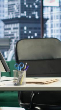 Dikey Video Boş modern şirket üst düzey ofis alanı bir CEO ya da kişi için tasarlandı, analitik çalışma ve raporlar ekranda. Kentsel Küresel Girişim Çalışma Alanı, Güçlendirme.