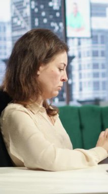 Vertical Video Business girişimcisi, bir sonraki girişim yönetimi ve geliştirme faaliyetini onaylamak için sözleşmeler ve belgeler imzalıyor. Yasal evraklar ve yetki üzerinde çalışan kadın CEO.