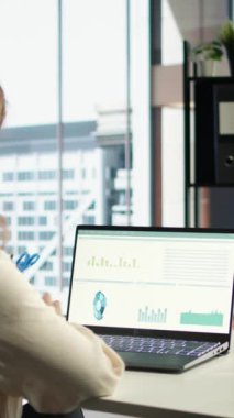 Finansal planlama ve bütçe tahsisi üzerinde çalışan Dikey Video Kadın Girişimcisi, şirketin kaynaklarının maksimum kar ve uzun vadeli iş hedeflerine ulaşmak için etkin bir şekilde kullanılmasını sağlamak