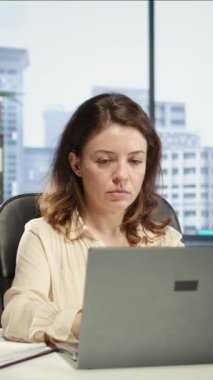 Vertical Video 'nun iddialı kadın CEO' su kariyer geliştirme stratejisi üzerinde çalışıyor, şirket kârını arttırmak için birden fazla iş yapıyor. Verimlilik ve iş ahlakı için liderlik becerileri oluşturma kararı