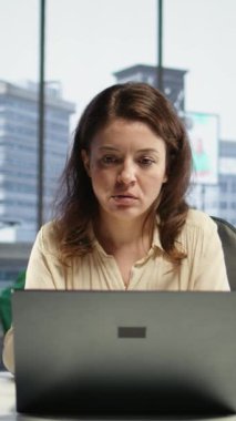 Dikey Video Kadını girişimcisi, iş dünyasında yenilik, çoklu görev ve stratejik planlamayı ticari başarı elde etmek için vurgulayarak, iş dünyasındaki zorlukları yönetmek için liderlik becerilerini kullanır