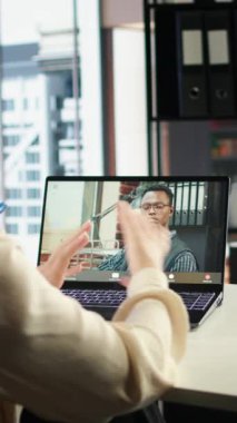 Dikey Video Kadın Yönetmeni, etik uygulamaların ve iş başarısı için sürdürülebilirliğin önemini vurgulayarak, video görüşmesinde kurumsal sosyal sorumluluğu tartışıyor. Danışma kurulu toplantısı