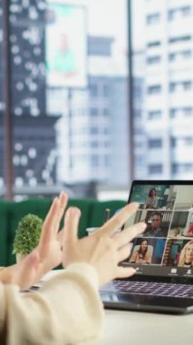 Vertical Video Hırslı iş kadını, telekonferansta genç profesyonellere akıl hocalığı yapıyor, tecrübelerini, liderlik sezgilerini ve kariyer başarısı ve kişisel tavsiyelerini paylaşıyor