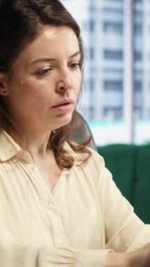 Dikey Video, baş ağrısından rahatsızlık duyan, işyerinde aşırı yüklenmiş ve rahatsız hisseden bir iş adamı liderini strese soktu. Kadın yöneticiler anksiyete ve yorgunlukla uğraşır. Kamera.