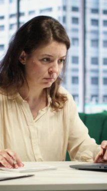 Yürütme yetkisine sahip dikey video kadın lider iş sözleşmeleri imzaladı ve çalışanların taleplerini onayladı, verimlilik için günlük evrak işleri. İzin talebi veya lisans sözleşmesi için yetki