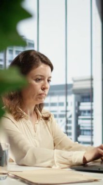 Dikey Video Kadın CEO 'su iş büyümesi ve küresel kalkınma için stratejik planlama faaliyetleri, liderlik niteliklerini ve hedef yönelimini gösteriyor. Şirket başarısına adanmışlık