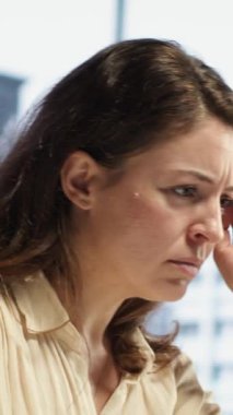 Dikey Videodaki Stresli Kadın Girişimci, iş yükü ve yorgunluğundan dolayı migren ağrısı çekiyor. Aşırı çalışan lider tükenmişlerle ve
