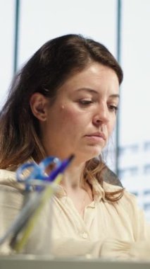 Vertical Video Professional hedef odaklı CEO, üst düzey ofislerdeki küresel eğilimleri analiz ederek, genişleme ve yatırım fırsatları için bir sonraki adımları planlıyor. Yürütme gücü ve çalışma ahlakına vurgu yapılıyor
