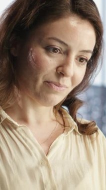 Finansal planlama ve bütçe tahsisi üzerinde çalışan Dikey Video Kadın CEO 'su, şirketin kaynaklarının, ofiste maksimum kar ve uzun vadeli hedeflere ulaşmak için etkin bir şekilde kullanılmasını sağlar.