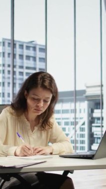 Yürütme yetkisine sahip dikey video kadın lider iş sözleşmeleri imzaladı ve çalışanların taleplerini onayladı, verimlilik için günlük evrak işleri. İzin talebi veya lisans sözleşmesi için yetki