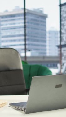 Dikey Video Boş modern ofis alanı bir lider veya kişi için tasarlanmış, analitik çalışma ve ekranda raporlar sunuyor. Kentsel Küresel Girişim Çalışma Alanı, Güçlendirme.