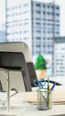 Vertical Video Boş Kaliteli ofis alanı kurumsal kültür sektörü için kullanılır, bir şirket CEO 'su için tasarlanmıştır. Kariyer geliştirme, yönetim ve yürütme gücü için kullanılan modern çalışma alanı.