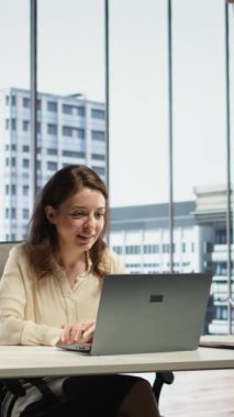 Vertical Video CEO hissedarlarla artan kâr stratejisini tartışıyor, stratejik düşünme için online video çağrısında buluşuyorlar. Girişimci, ortaklardan tavsiye, kurumsal kültür istiyor