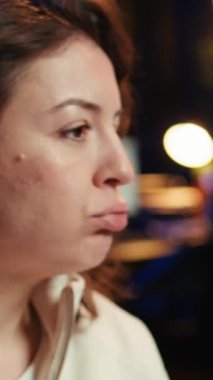 Dikey video endişeli siber güvenlik uzmanı birçok güvenlik açığı bulduktan sonra somurtuyor, kötü amaçlı yazılım enfeksiyonlarından korkuyor. Bilgisayar sistemlerine ve kameraya yapılan siber saldırılar yüzünden endişeli geliştirici
