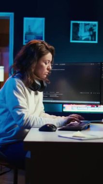Klavyede yazan, şirket sistemlerini ve verilerini korumak için güvenlik önlemleri uygulayan dikey video Teleworking bilgisayar teknisyeni, kapatın. Evdeki uzak IT çalışanı yazılım için hata ayıklama kodu
