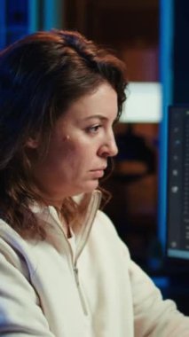 Yazılım uygulamaları tasarlarken ve geliştirirken müzik dinleyen dikey video serbest programcısı. Kulaklık takan bilişim uzmanı, şirket sistemlerinin uygulanması ve bakımı, kamera B