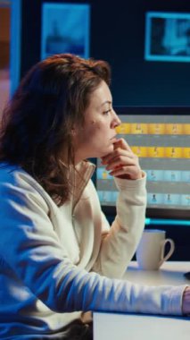 PC ekranında profesyonel fotoğraf düzenleme araçları kullanan dikey video fotoğrafçısı. Fotoğraf editörü, bilgisayar ekranı ve kamera kullanarak ayarlamalar yapmak için yüksek teknolojili fotoğraflar kullanıyor.