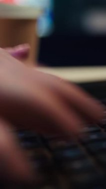 Resimlerin kalitesini arttıran, kusurları düzelten ve renkleri, kontrastı ve parlaklığı ayarlayan dikey görüntü portresi. Ofis masasındaki fotoğrafları düzenleyen neşeli fotoğraf editörü, kamera B kapanıyor.