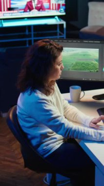 Yapım şirketi için çalışan dikey video editörü, müzik, diyalog, grafik ve efektleri ham görüntüler üzerine yerleştirmeden önce kamera galerisindeki görüntüleri kontrol ediyor, son proje için klip düzenliyor