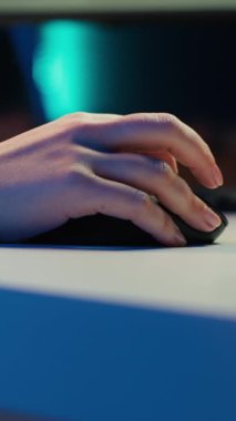 Yaratıcı ofiste renk derecelendirme ve ışıklandırma yapan dikey video Profesyonel video düzenleyici, film montajını analiz eden, yakın çekim. Yapım videosunu yükleyen kişi ham görüntüleri, kamera A 'yı manipüle eder.