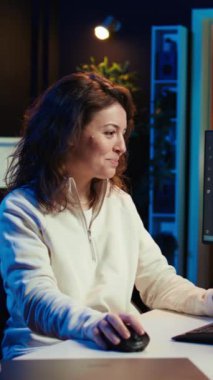 Dikey video geliştiricisi şirket sunucularını virüs saldırılarından korumayı başardıktan sonra kutlama yapıyor. Güvenlik duvarları inşa ettikten sonra heyecandan havaya yumruk atan neşeli bilişim çalışanı.