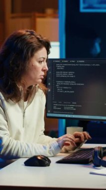 Yazılım kalitesi güvencesi veren dikey video programcısı kaynak kodu okuduktan sonra kollarını arkaya uzatıyordu, yorgun hissediyordu. IT uzmanı denetimden sonra kasları gevşetmek için işe ara verdi