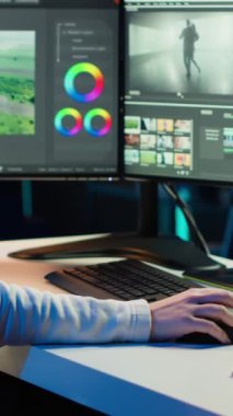 Dikey video editörü ham görüntüleri parlatıyor, kurgu tekniklerini uyguluyor, netliği, keskinliği ve parlaklığı arttırıyor. Ofiste bir fincan kahve içerken videograf klipleri ayarlıyor, kamera